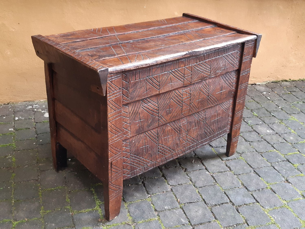 Coffre ancien en bois sculpté du 19ème siècle