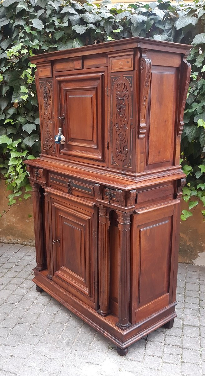 Antique Austrian Cabinet From The 18th Century In Threaded And Carved Walnut-photo-2