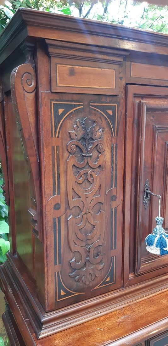 Antique Austrian Cabinet From The 18th Century In Threaded And Carved Walnut-photo-1