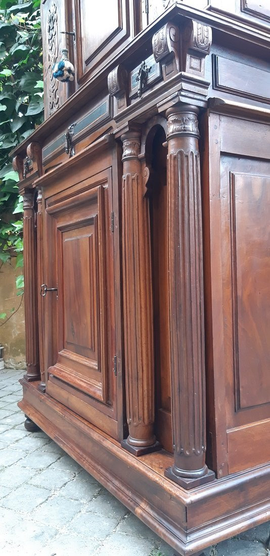 Antique Austrian Cabinet From The 18th Century In Threaded And Carved Walnut-photo-2