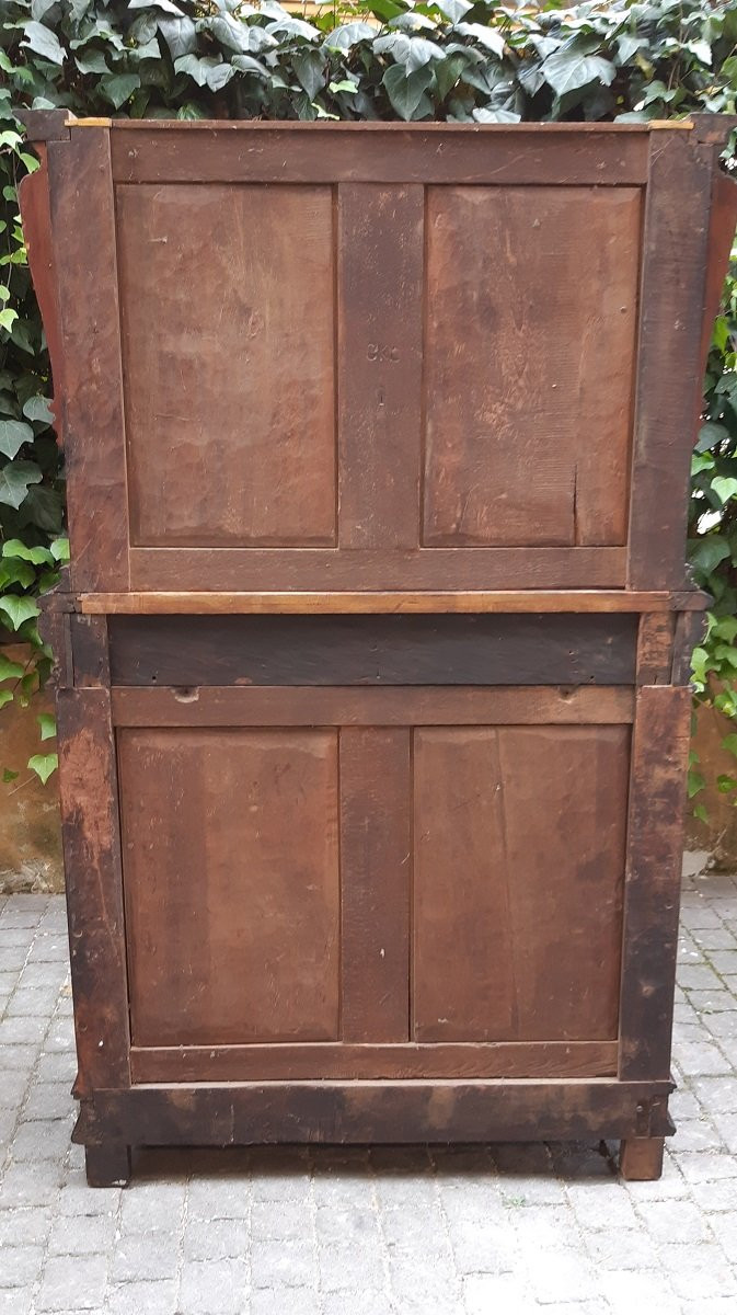 Antique Austrian Cabinet From The 18th Century In Threaded And Carved Walnut-photo-3