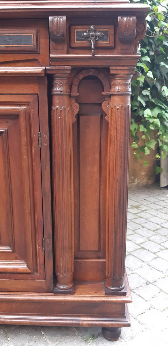 Antique Austrian Cabinet From The 18th Century In Threaded And Carved Walnut-photo-7