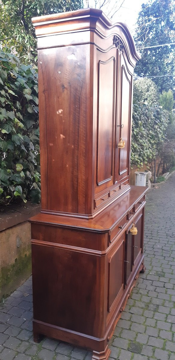 Buffet ancien à deux corps en noyer massif, du 19ème siècle.-photo-1