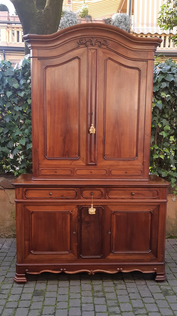 Buffet ancien à deux corps en noyer massif, du 19ème siècle.