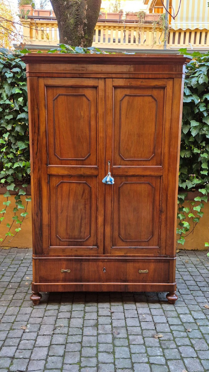 Petit buffet ancien en placage de noyer d'Émilie