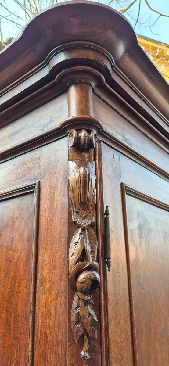 Armoire ancienne en noyer d'Émilie-Romagne avec guirlandes sculptées-photo-2