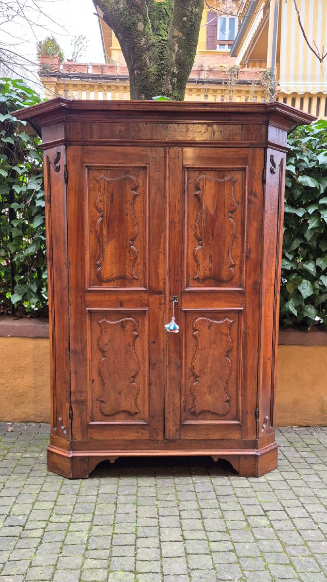 Armoire ancienne de Parme du XVIIe siècle en noyer à panneaux et à aspect rustique