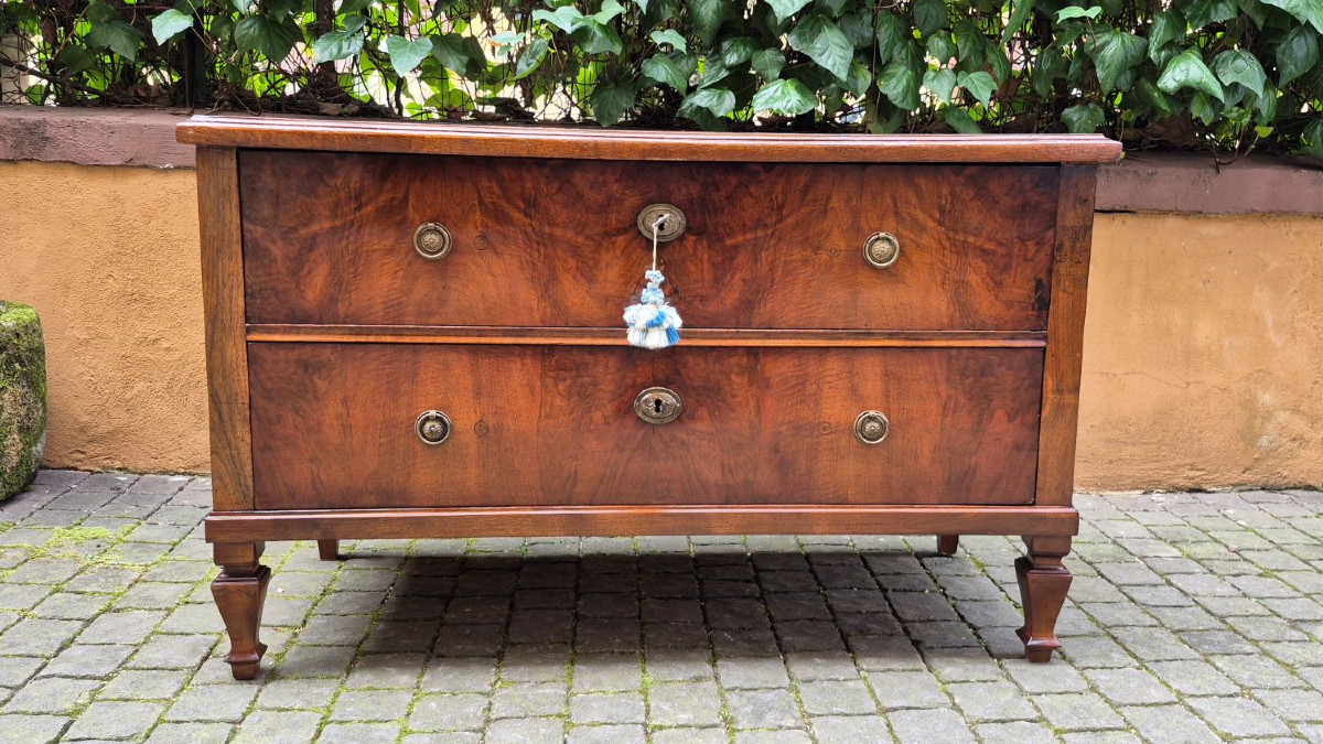 Commode ancienne à deux tiroirs en placage de noyer et de bruyère