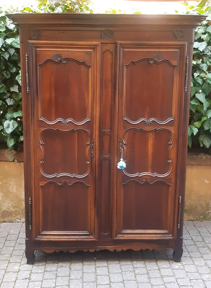 Armoire ancienne française en noyer du XVIIIe siècle