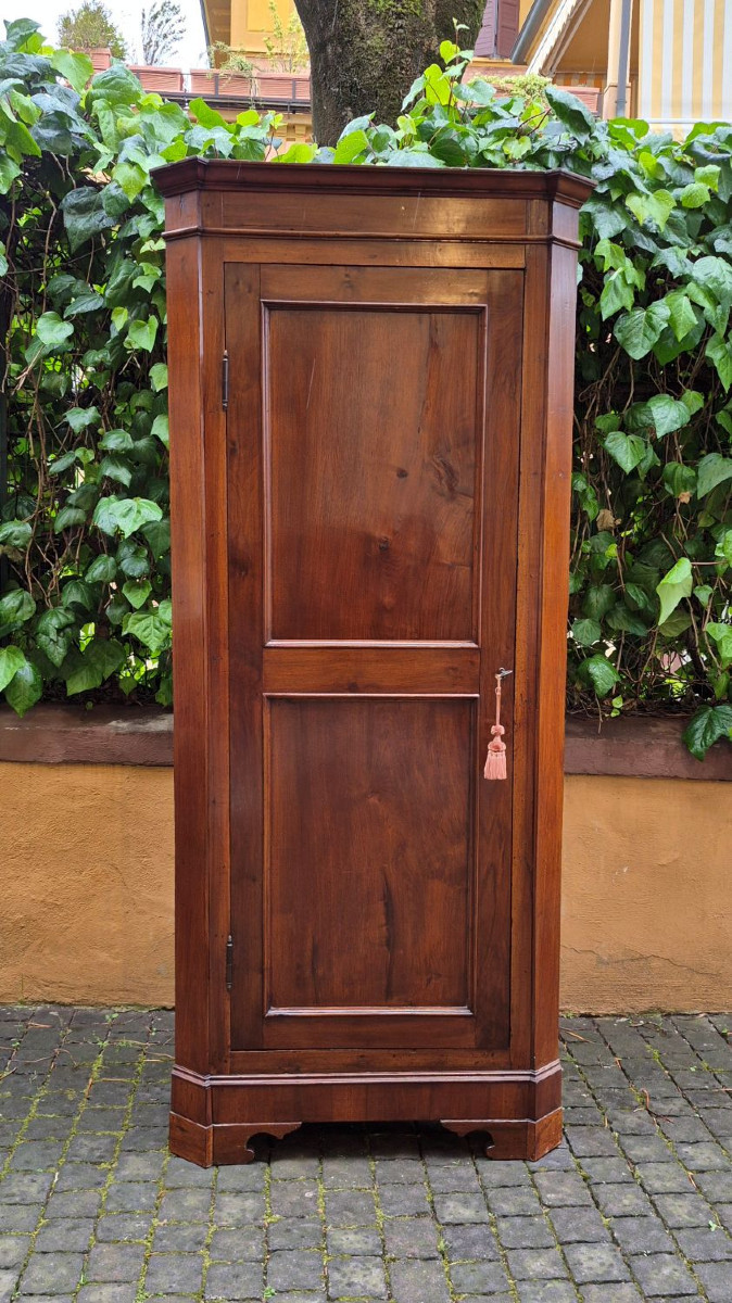 Armoire d'angle émilanaise ancienne
