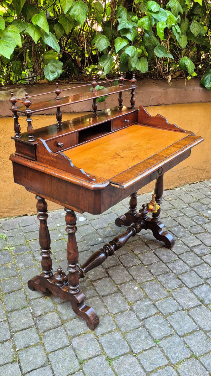 Bureau ancien lombard en noyer