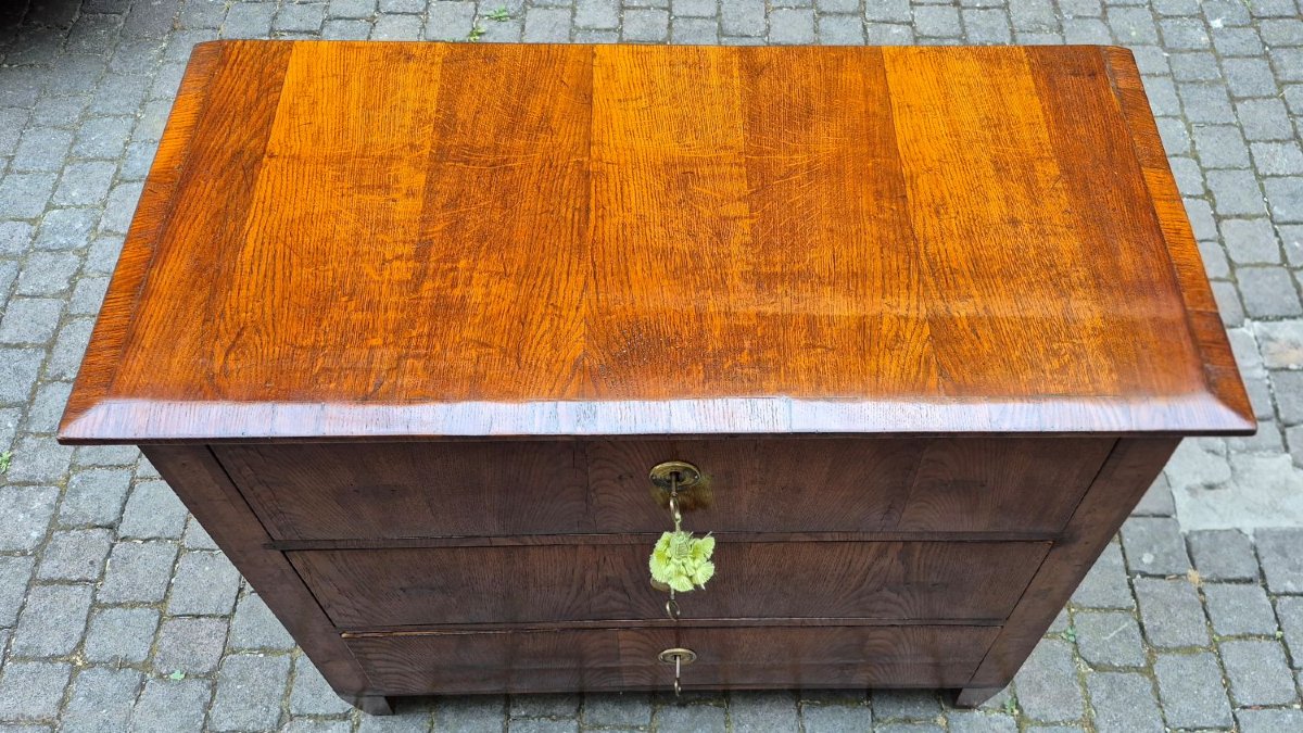 Petite commode ancienne du XIXe siècle en placage, de style Louis XVI.-photo-1