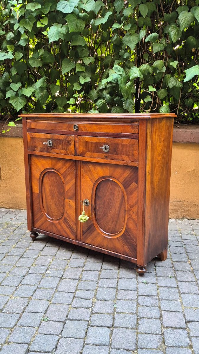 Buffet étroit ancien en placage de noyer