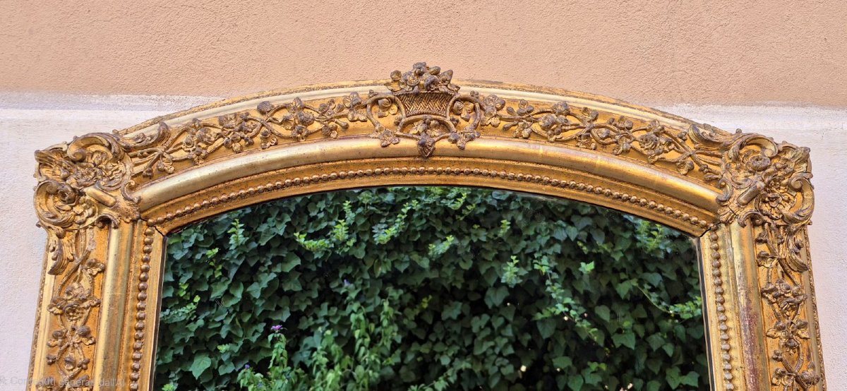 Miroir ancien doré du XIXe siècle avec couronnement en arcade-photo-1