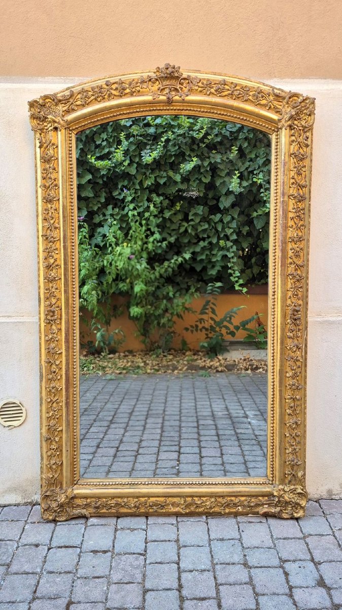 Miroir ancien doré du XIXe siècle avec couronnement en arcade