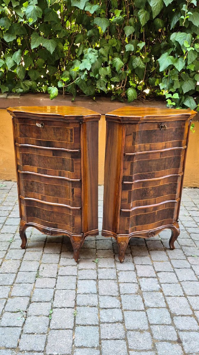 Paire d'encoignures anciennes d'Émilie, plaquées en noyer et ronce de noyer.-photo-1