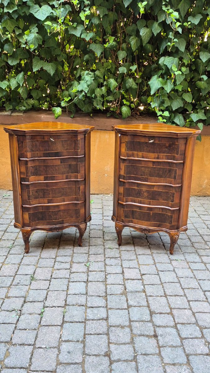 Paire d'encoignures anciennes d'Émilie, plaquées en noyer et ronce de noyer.