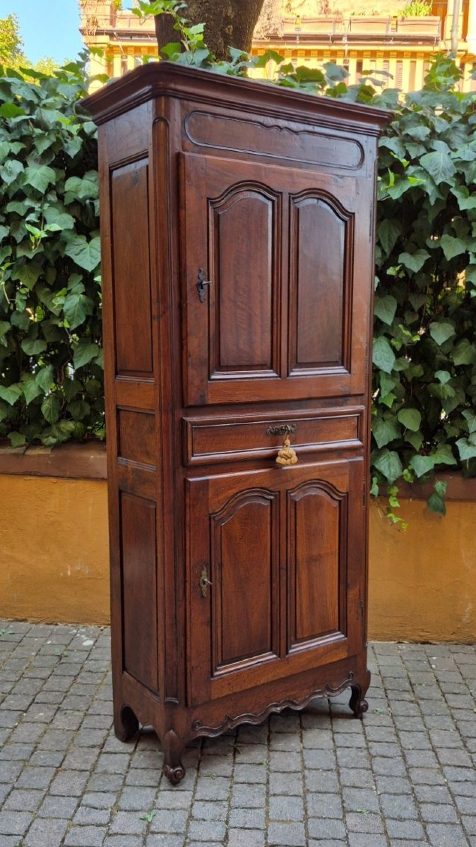 Buffet ancien français du XVIIIe siècle en noyer