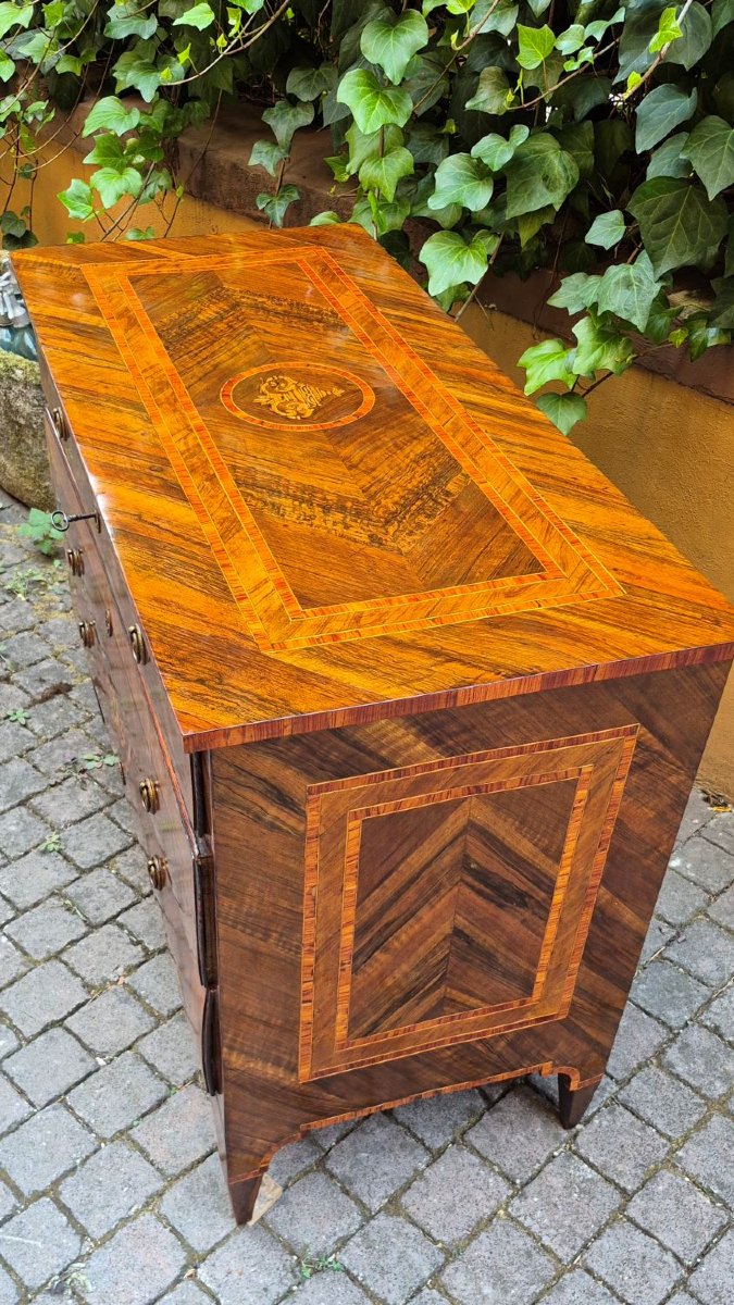 Commode ancienne lombarde de style Louis XVI, à filets et marqueterie.-photo-2