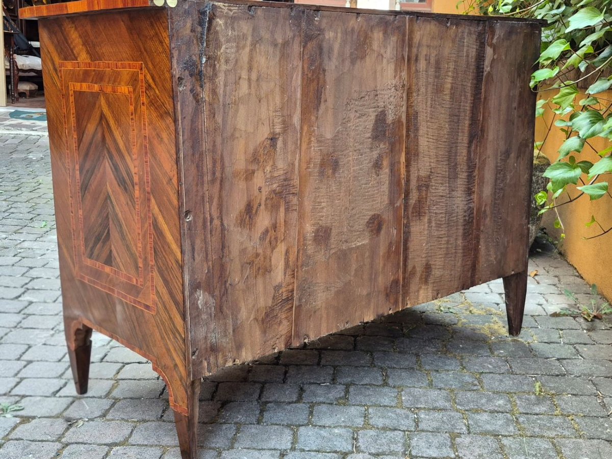 Commode ancienne lombarde de style Louis XVI, à filets et marqueterie.-photo-4