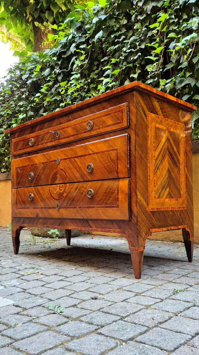 Commode ancienne lombarde de style Louis XVI, à filets et marqueterie.-photo-1