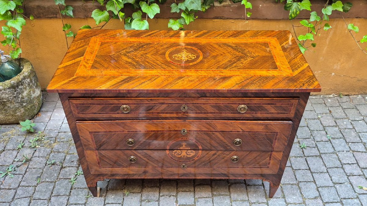 Commode ancienne lombarde de style Louis XVI, à filets et marqueterie.-photo-3