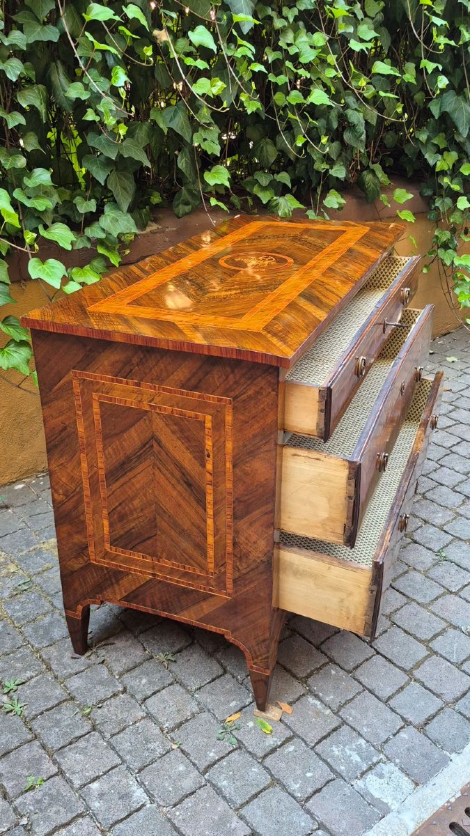 Commode ancienne lombarde de style Louis XVI, à filets et marqueterie.-photo-5