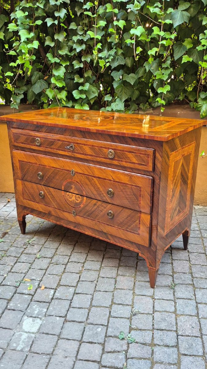 Commode ancienne lombarde de style Louis XVI, à filets et marqueterie.-photo-7