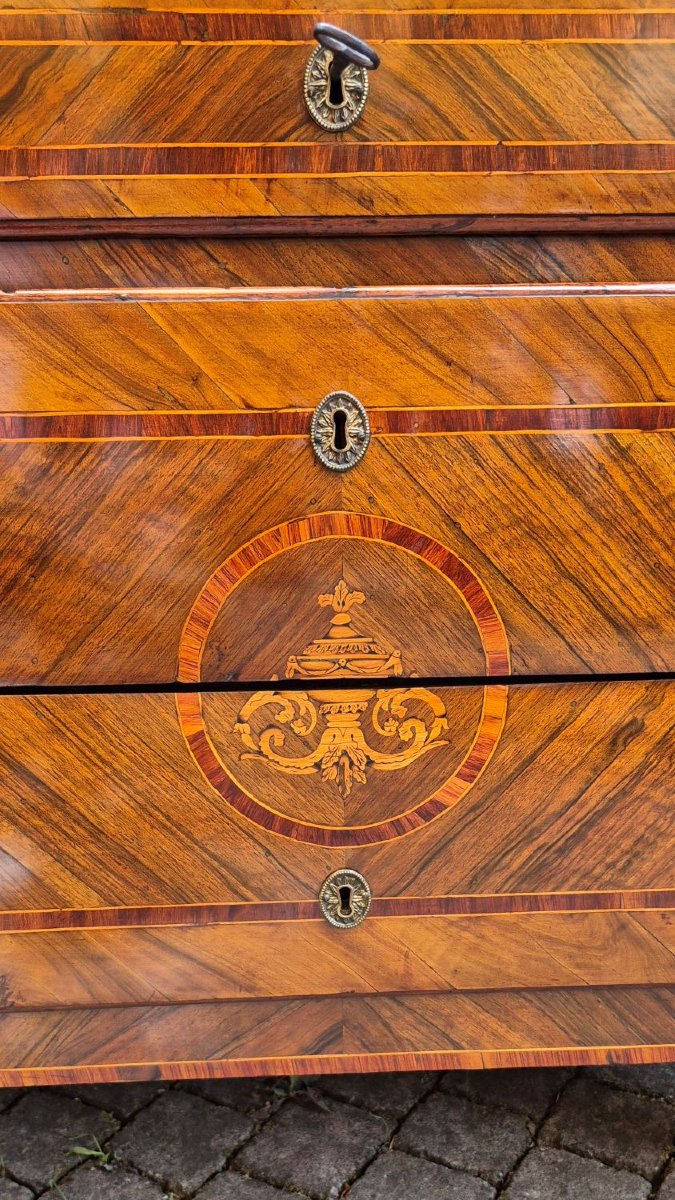 Commode ancienne lombarde de style Louis XVI, à filets et marqueterie.-photo-8
