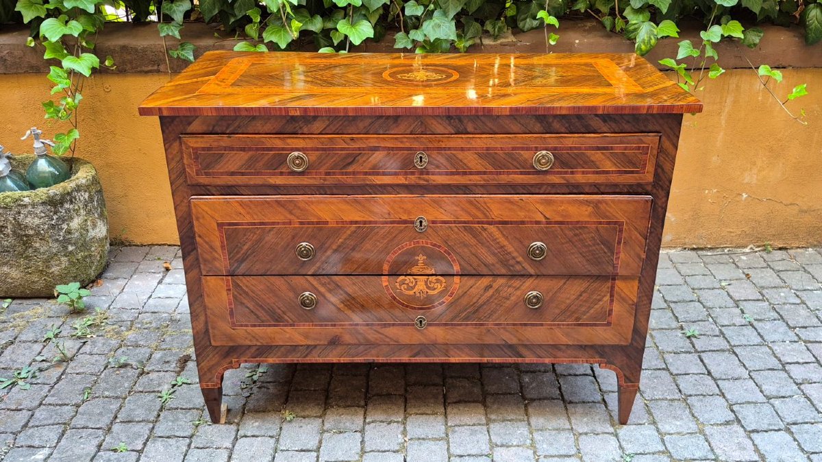 Commode ancienne lombarde de style Louis XVI, à filets et marqueterie.