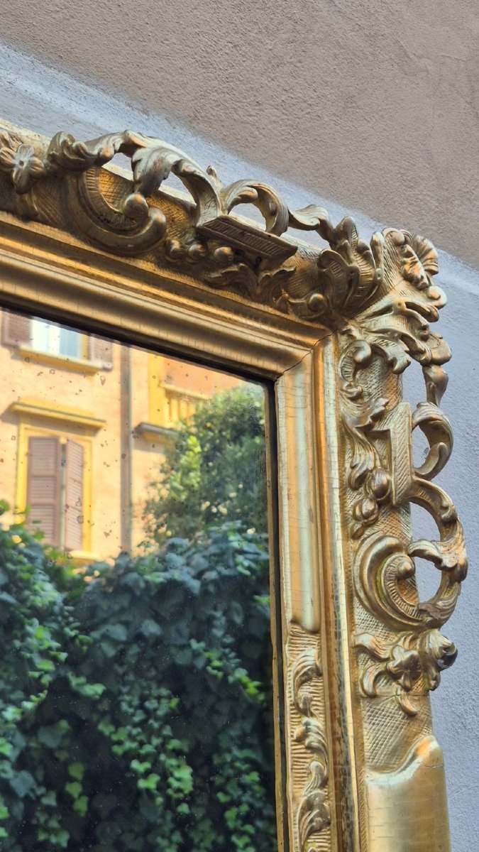 Miroir ancien d'Émilie en bois doré ajouré, datant du milieu du XIXe siècle.-photo-2