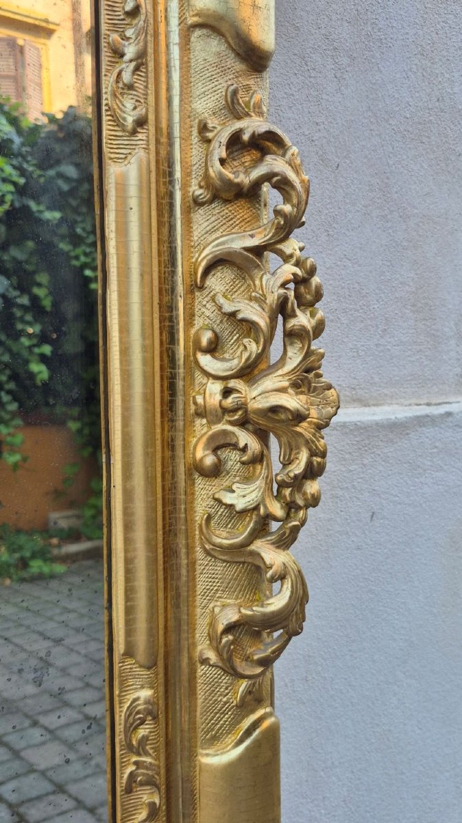 Miroir ancien d'Émilie en bois doré ajouré, datant du milieu du XIXe siècle.-photo-3
