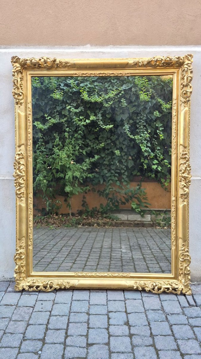 Miroir ancien d'Émilie en bois doré ajouré, datant du milieu du XIXe siècle.