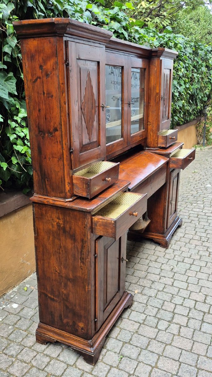 Buffet ancien à deux corps du XIXe siècle avec étagère à vaisselle en pont.-photo-1