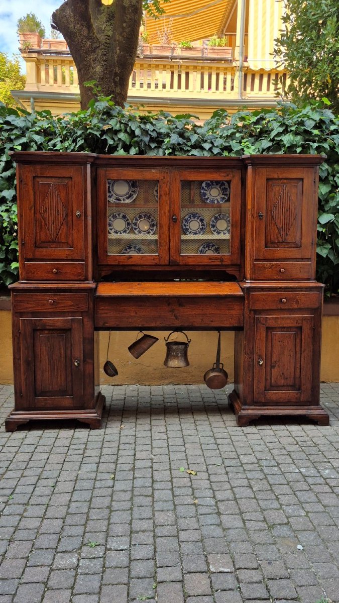 Buffet ancien à deux corps du XIXe siècle avec étagère à vaisselle en pont.