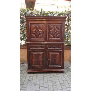 Buffet ancien à deux corps en noyer du XVIIe siècle