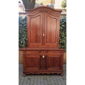 Buffet ancien à deux corps en noyer massif, du 19ème siècle.