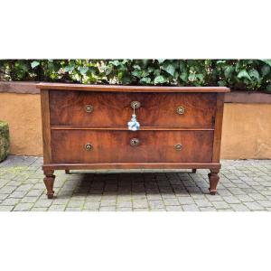 Commode ancienne à deux tiroirs en placage de noyer et de bruyère