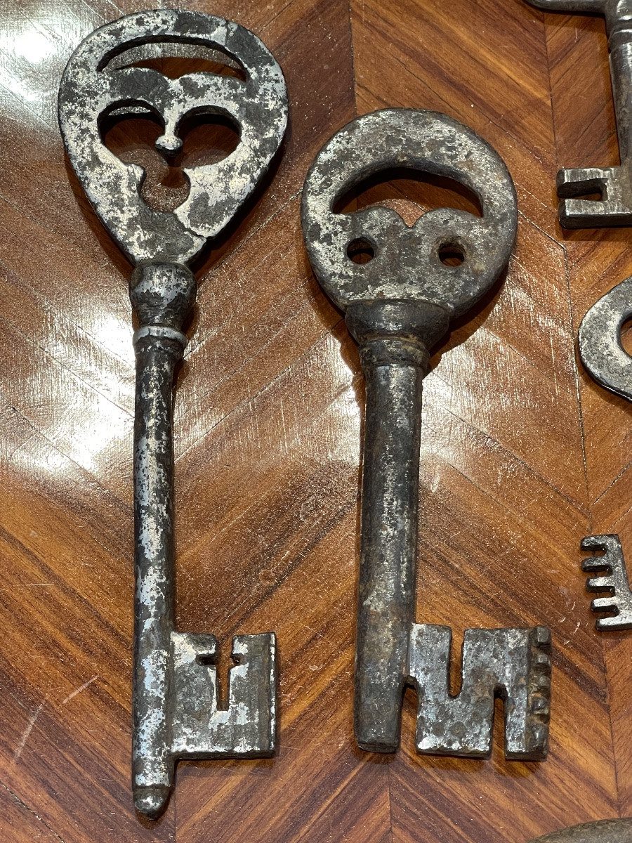 Lot de 6 clés anciennes et un cadenas XVIII ème -photo-2