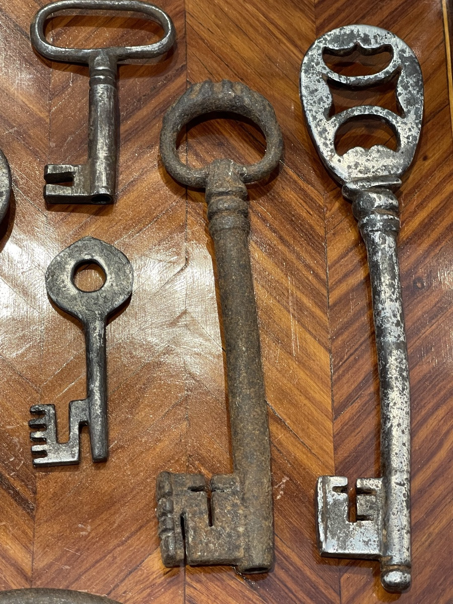 Lot de 6 clés anciennes et un cadenas XVIII ème -photo-3