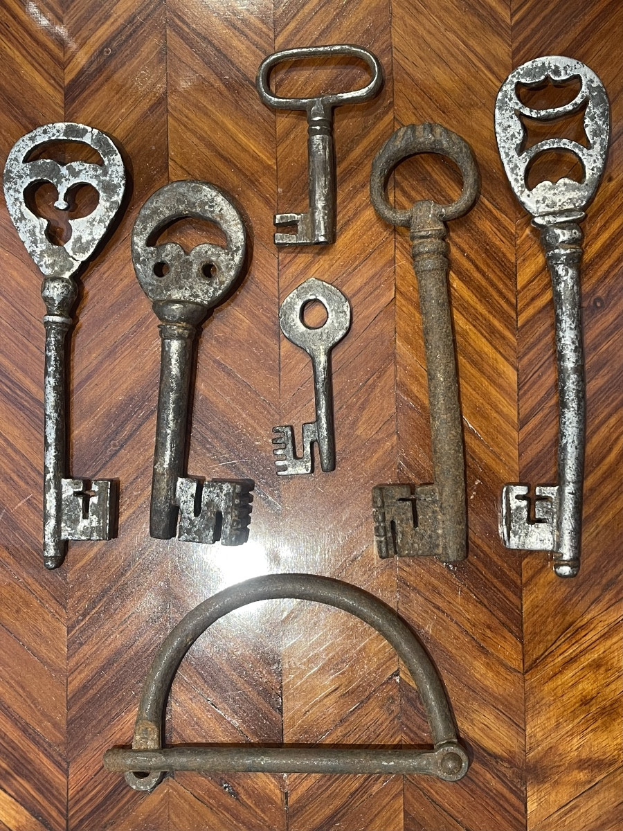 Lot de 6 clés anciennes et un cadenas XVIII ème 