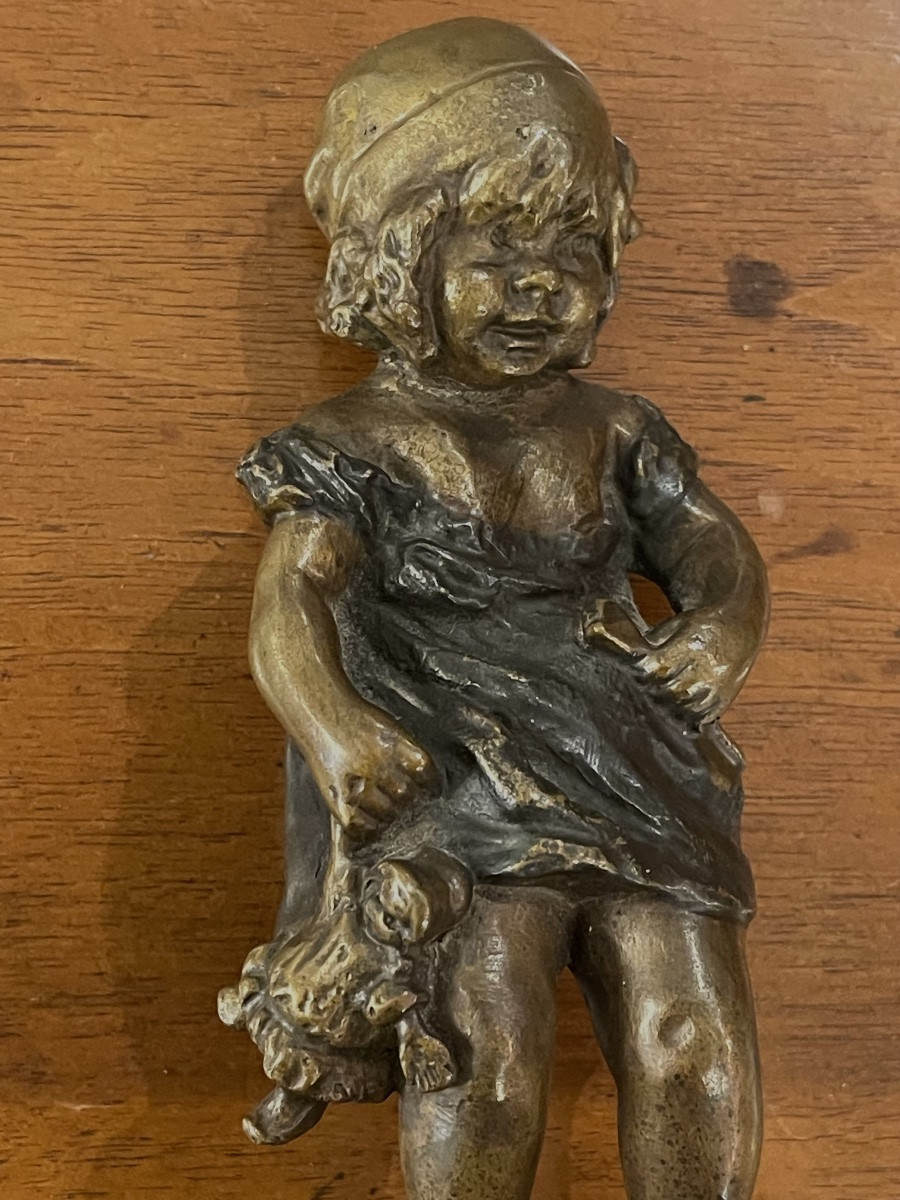 Bronze jeune enfant à la poupée signé Clara -photo-3