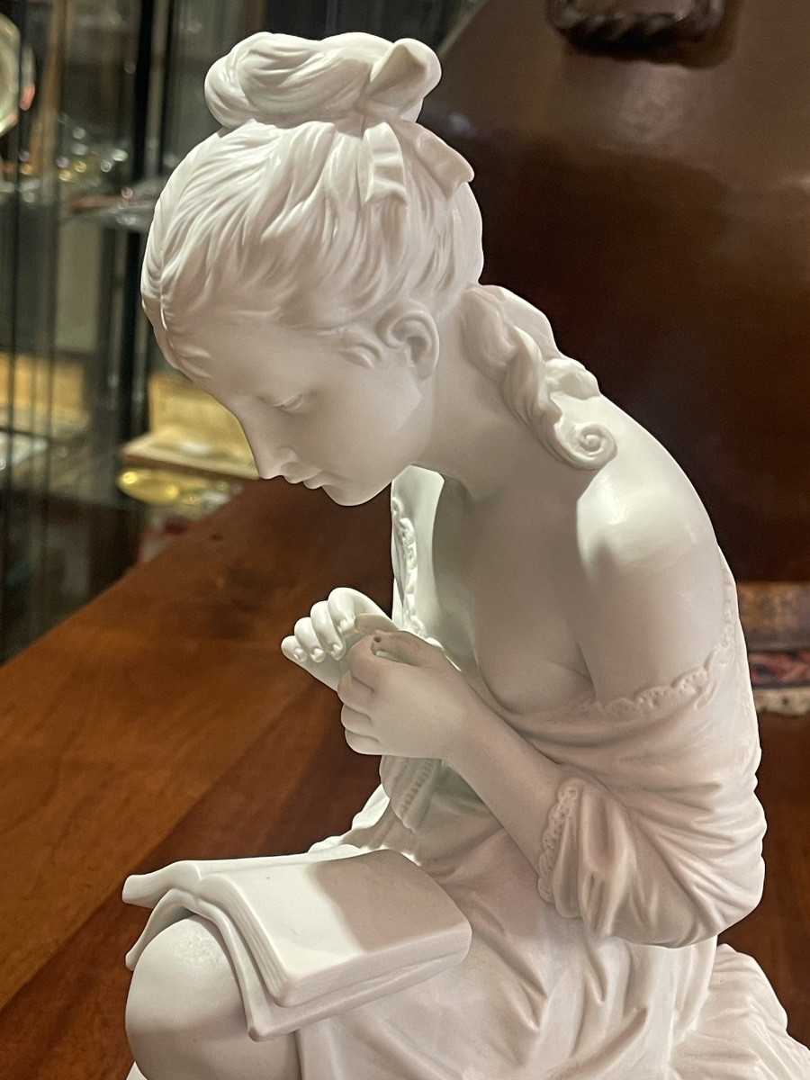 Statue en biscuit 1900  hauteur 39 cm jeune fille à la lecture et au tricot-photo-2