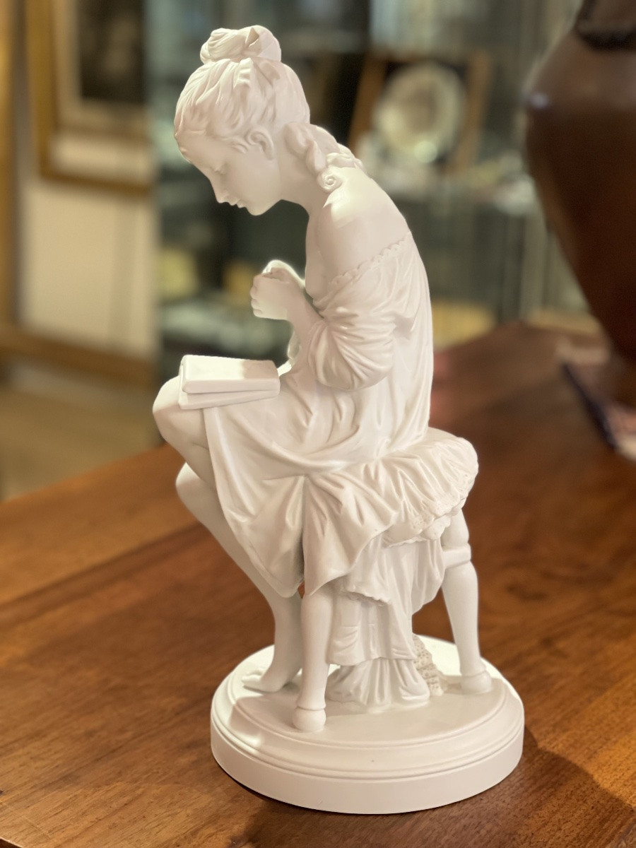 Statue en biscuit 1900  hauteur 39 cm jeune fille à la lecture et au tricot-photo-1