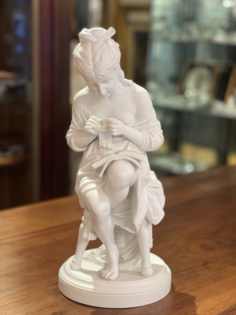 Statue en biscuit 1900  hauteur 39 cm jeune fille à la lecture et au tricot