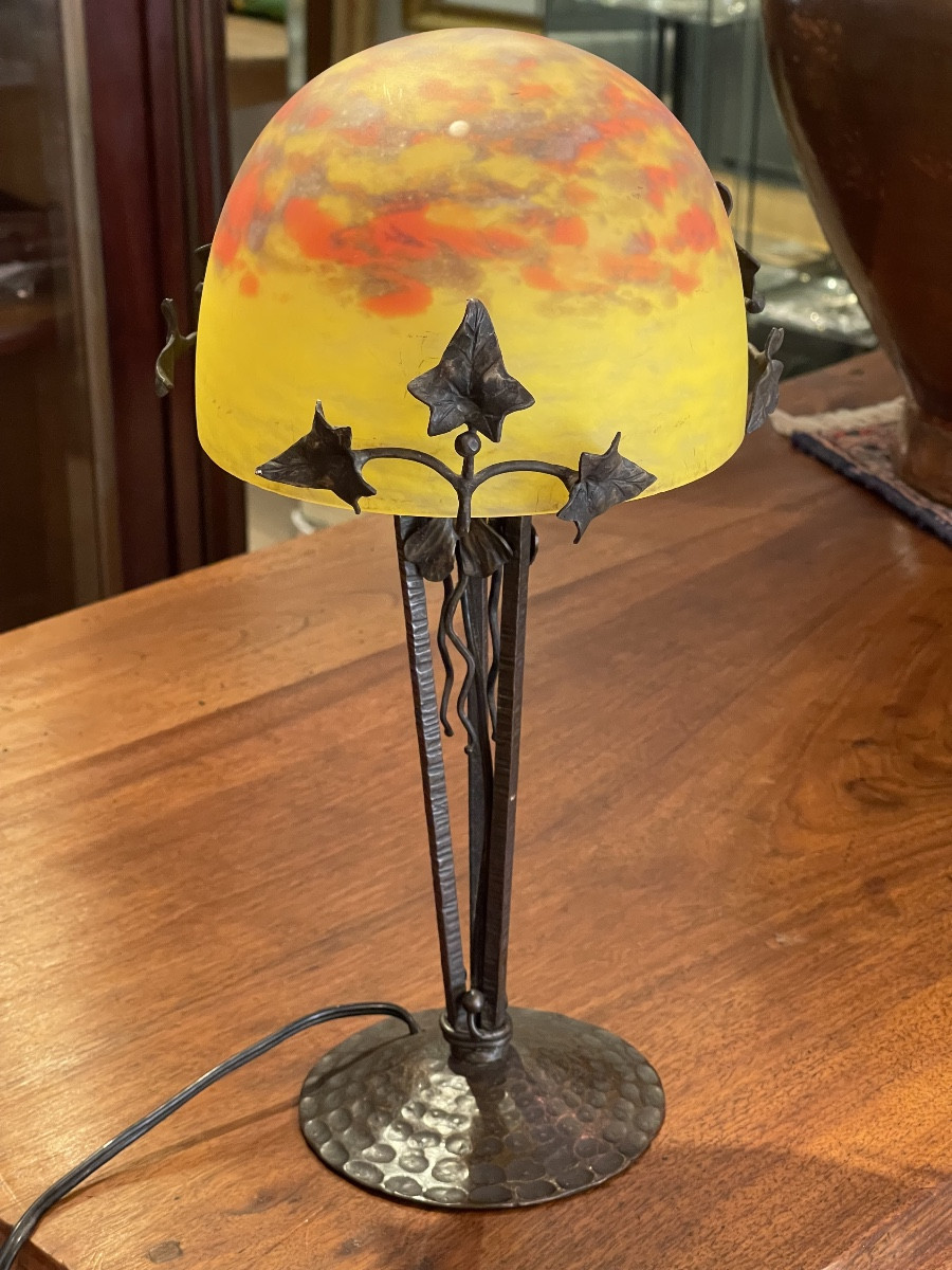 Lampe Art Nouveau Degué fer forgé et globe pâte de verre