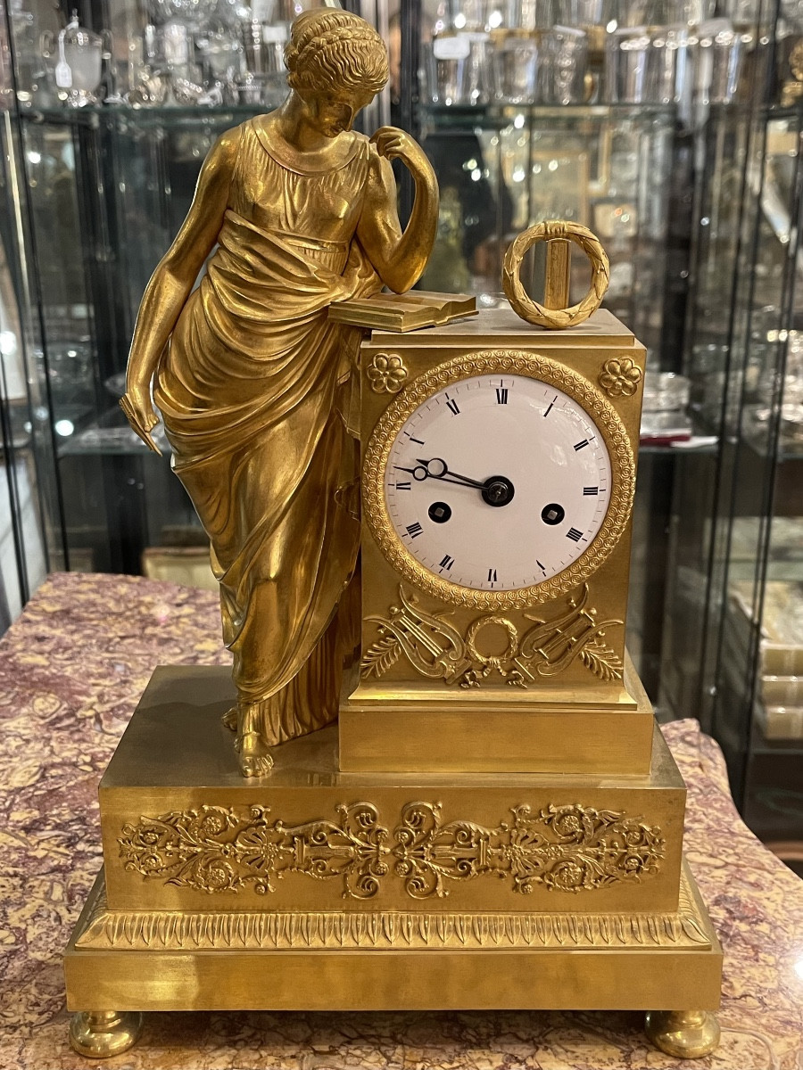 Pendule 1er Empire en bronze doré femme à la lecture