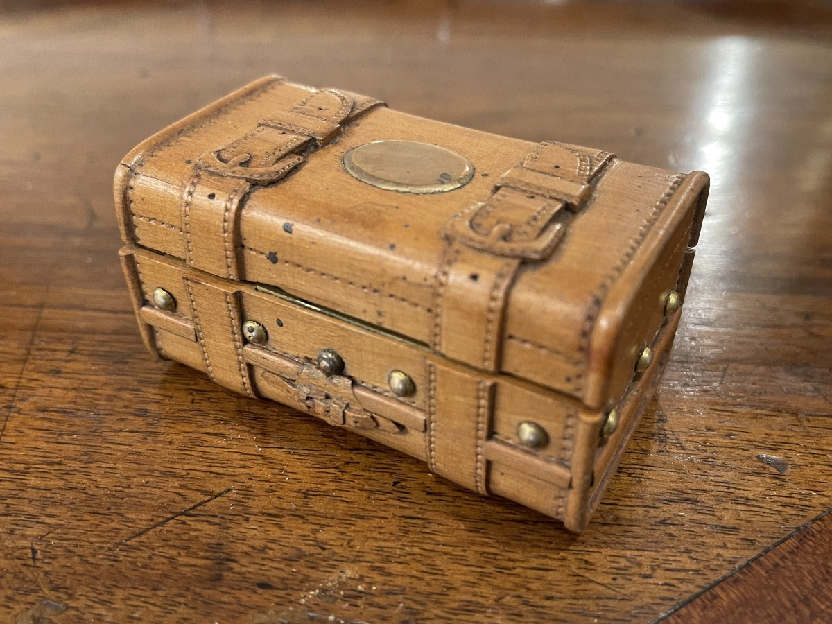 Boîte coffret pyrogène malle miniature en bois maison Seugnot à Paris rue du bac