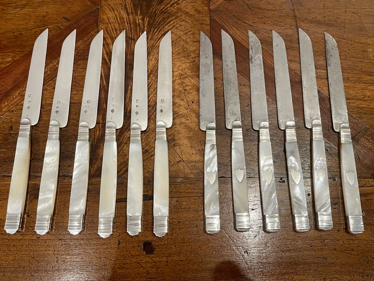 Couteaux à dessert manches nacre avec écusson 6 lames argent vieillard et 6 en acier