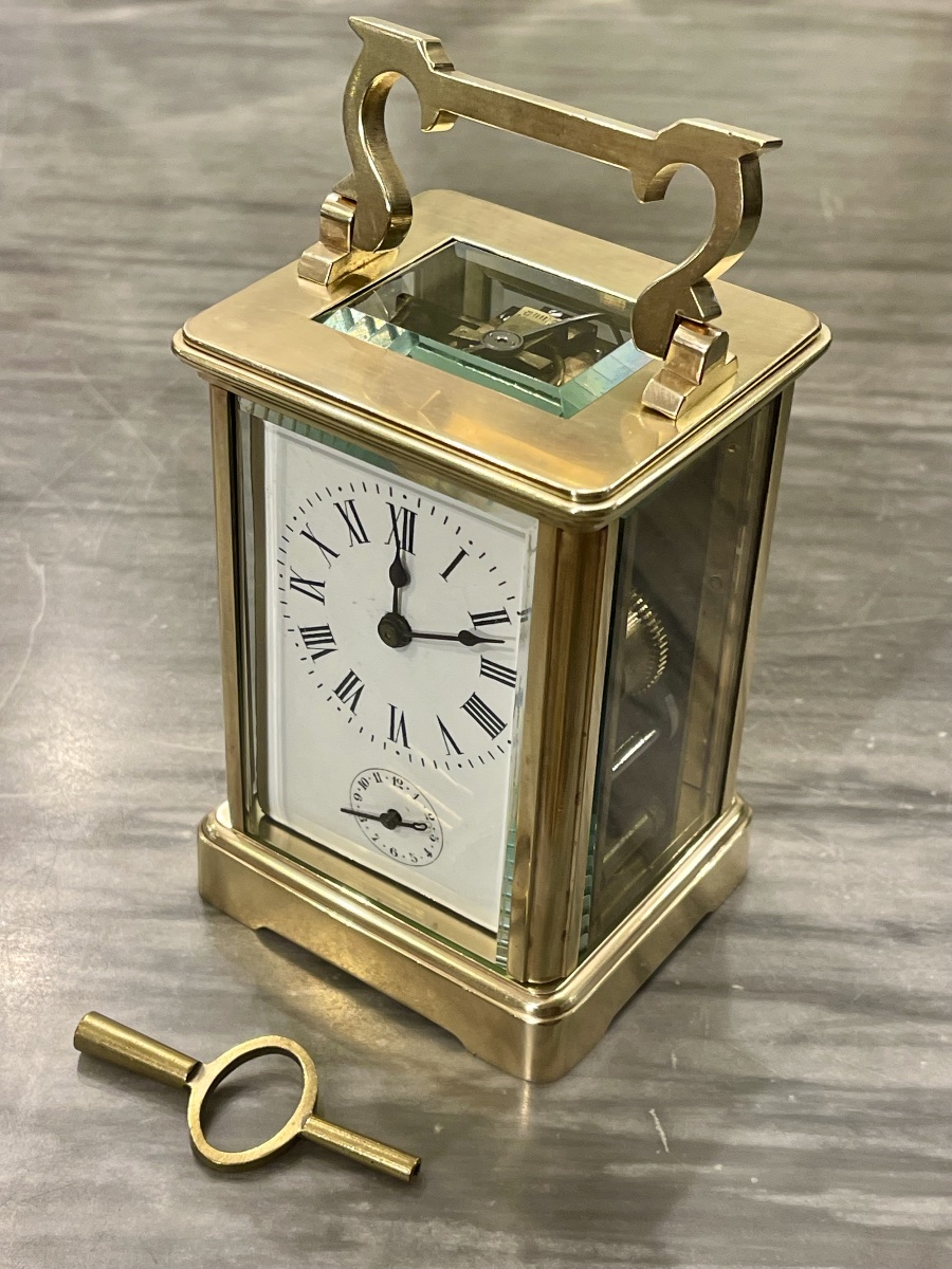 Pendule d’officier XIX  ème à sonnerie en très bon état 